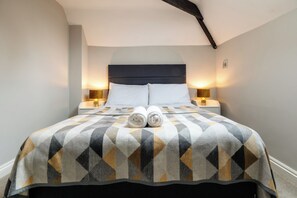 Iron/ironing board, free WiFi - Gorgeous 2 Bedroom Home in Cirencester (Cirencester)