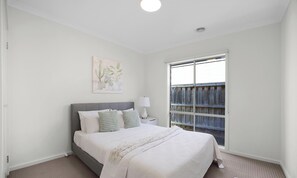 4 bedrooms, desk, iron/ironing board, WiFi - Contemporary 4BR2BA house in Point Cook with Study (Point cook)