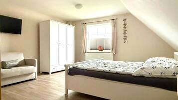 5 Schlafzimmer, Bügeleisen/Bügelbrett, WLAN