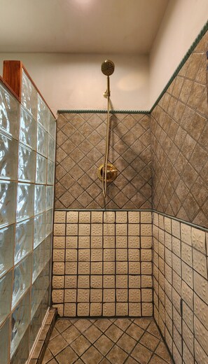 Shower, hair dryer, soap - Lush Tropical Studio in Historic Sailboat Bend, close to Downtown (Fort Lauderdale)