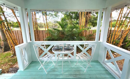 Lush Tropical Studio in Historic Sailboat Bend, close to Downtown