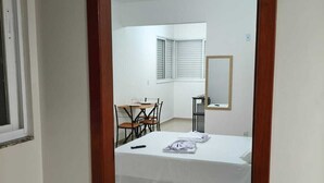 Una habitación con una cama, un escritorio y una silla.