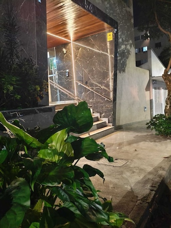 Property grounds. 950 meters from UFV, next to the City Hall. New Apartment
