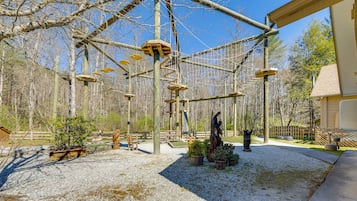 Un parque infantil con estructuras para escalar y una estatua.