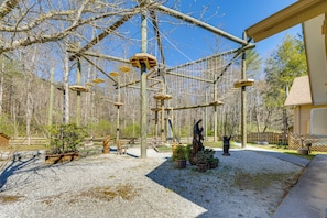 Un parque infantil con estructuras para escalar y una estatua.