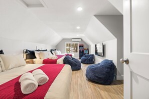 5 habitaciones, escritorio y tabla de planchar con plancha 