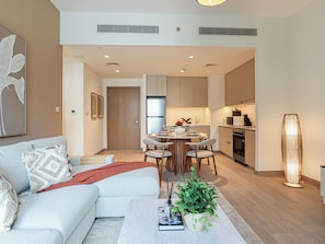 Un apartamento moderno con sala de estar, comedor y cocina.