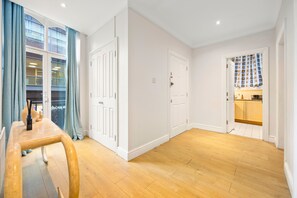 Interior - Private Oxford Street Luxe Apartment (London)