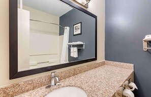 Bathroom - Comfort Suites Buffalo Airport (Buffalo)