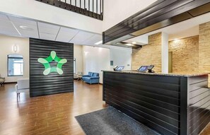 Lobby - Comfort Suites Buffalo Airport (Buffalo)