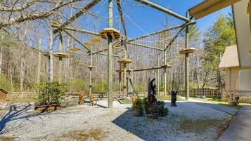 Un parque infantil con estructuras para escalar y una estatua.