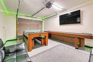 A room with a pool table, leather chairs, a projector, and green LED lights. - Patio & Game Room! Cozy Studio Near Oregon Caves (Cave Junction)