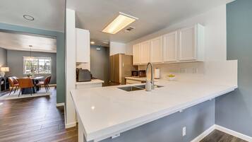 House (3 Bedrooms) | Interior