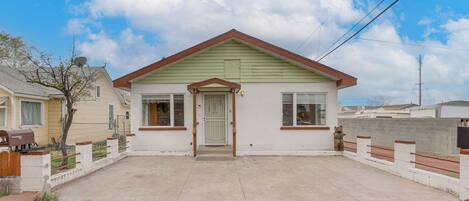 House (2 Bedrooms) | Front of property