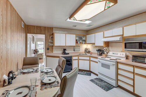 Near Route 66, Family Fun & Lakes! Williams Home