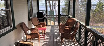 Tranquil Lakeside 2-Bedroom Cottage w/ Optional Bunkhouse