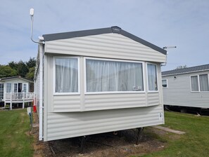Exterior - Coastal Comfort – Relaxing 3-Bed Holiday Home at Marlie Holiday Park (New Romney)