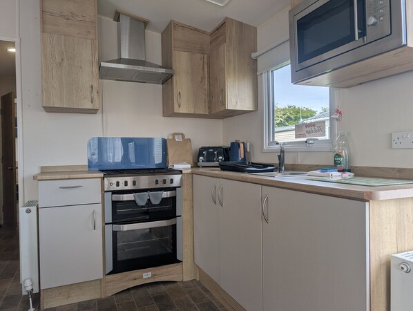 Private kitchen - Coastal Comfort – Relaxing 3-Bed Holiday Home at Marlie Holiday Park (New Romney)