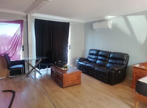 Living area - Budget avail private Rathmines granny flat (Rathmines)