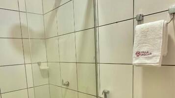 Chuveiro, produtos de toalete grátis, secador de cabelo