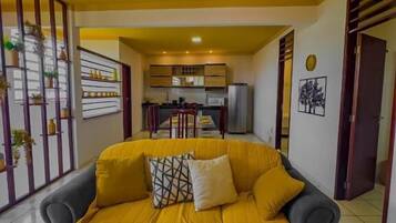 Apartamento, sacada, vista para a cidade | Área de estar