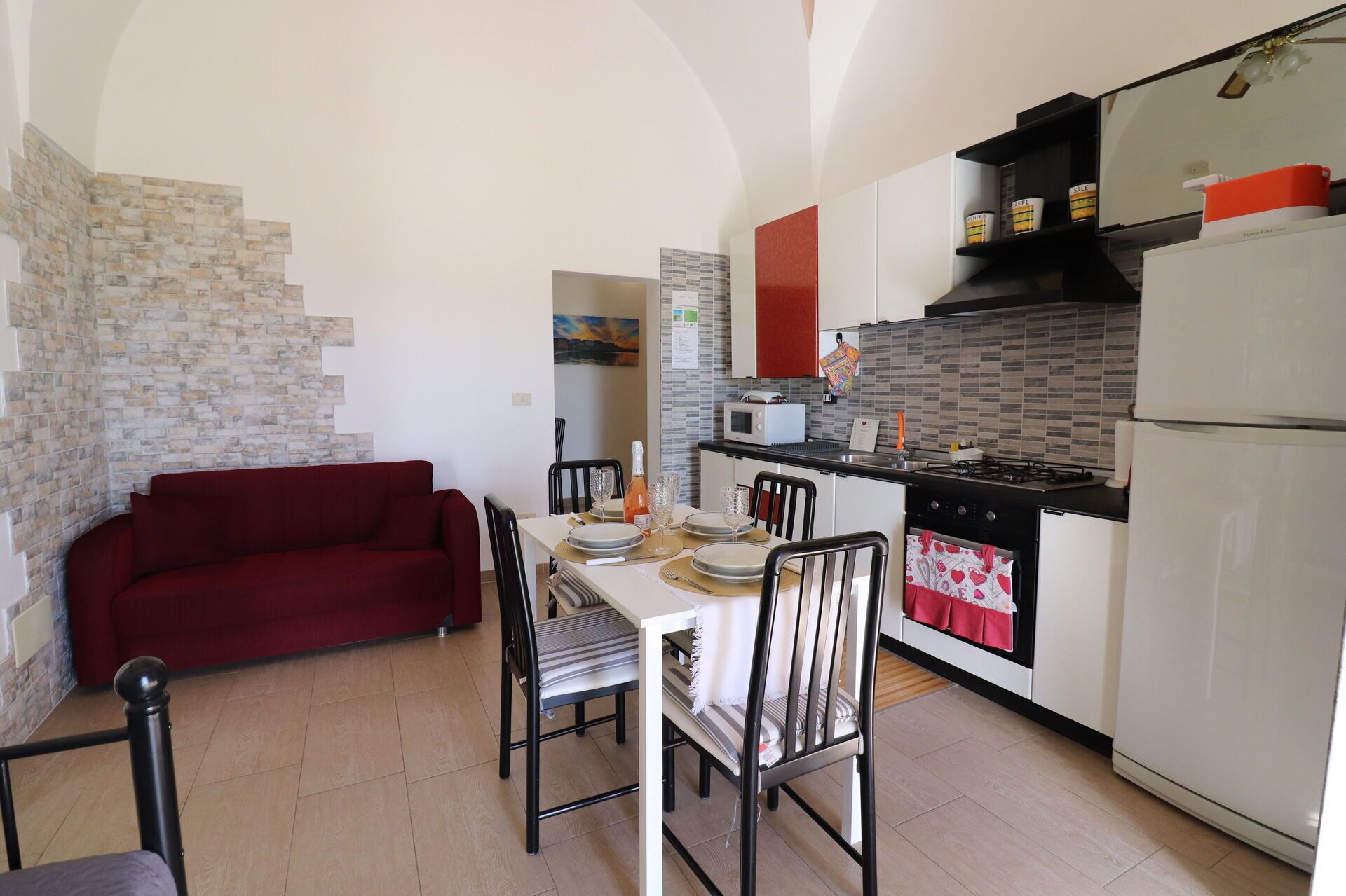 Frigorifero, microonde, forno, piano cottura