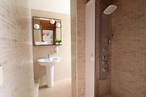Dusche, Haartrockner, Bidet