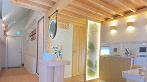 Una cocina moderna con armarios de madera, una encimera blanca y un horno empotrado.