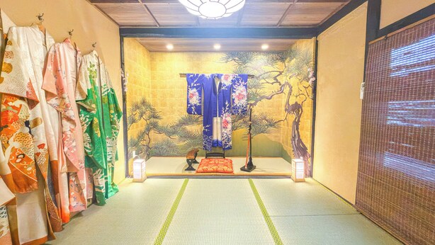 A traditional Japanese room with tatami flooring, a shoji screen, and a hanging shimenawa rope. - 1 min. from Higashiyama Subway Station, 6 min. from Sanjo Station, 1 min. walk to Gion, 120 year old Kyomachiya, walking distance to Nishiki Market and Yasaka Shrine. (京都市左京区)