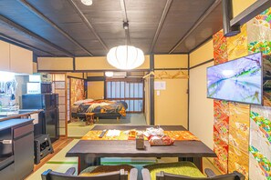 Dining - 1 min. from Higashiyama Subway Station, 6 min. from Sanjo Station, 1 min. walk to Gion, 120 year old Kyomachiya, walking distance to Nishiki Market and Yasaka Shrine. (京都市左京区)