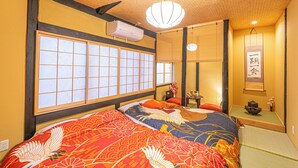 A traditional Japanese room with tatami flooring, a large shoji screen window, a futon bed, and a hanging shoji screen. - 1 min. from Higashiyama Subway Station, 6 min. from Sanjo Station, 1 min. walk to Gion, 120 year old Kyomachiya, walking distance to Nishiki Market and Yasaka Shrine. (京都市左京区)