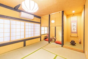 Interior - 1 min. from Higashiyama Subway Station, 6 min. from Sanjo Station, 1 min. walk to Gion, 120 year old Kyomachiya, walking distance to Nishiki Market and Yasaka Shrine. (京都市左京区)