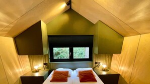 A room with two beds, a window with a view of greenery, and bedside lamps. - Outdoors Holten - Diamond Suite with Jacuzzi (Holten)