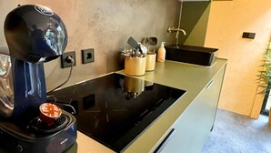 A modern kitchen with a coffee machine, a sink, and a countertop. - Outdoors Holten - Diamond Suite with Jacuzzi (Holten)