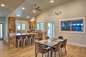 Dining - Sunshine Ranch Retreat (Sanger)
