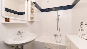 Departamento, vista a la ciudad | Baño | Regadera, amenidades de baño gratuitas, secadora de cabello, toallas