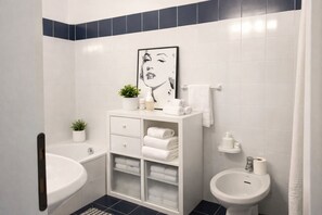Ducha, artículos de tocador gratuitos, secador de pelo, toallas