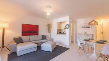 Apartment, Stadtblick | Wohnbereich | 40-Zoll-Smart-TV mit Kabelempfang