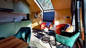 Un interno moderno con cucina, zona pranzo e posti a sedere con vista.