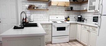 Peaceful 2BR Retreat with large treed yard • Near UNB, Hospital and Downtown