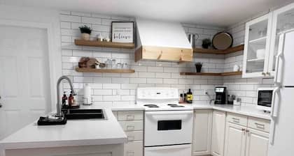 Peaceful 2BR Retreat with large treed yard • Near UNB, Hospital and Downtown