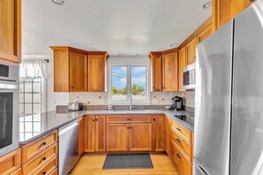 Fridge, microwave, oven, stovetop - Prime Harwich Port Getaway RPAM124 (Harwich Port)