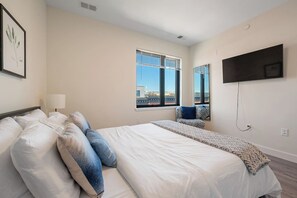 1 bedroom, iron/ironing board, travel cot, WiFi - Peaceful ! Free Parking ! 30 min to MetLife ! (City of Orange)