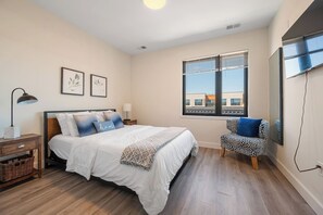 1 bedroom, iron/ironing board, travel cot, WiFi - Peaceful ! Free Parking ! 30 min to MetLife ! (City of Orange)