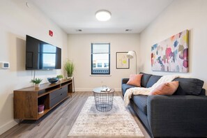 TV, books - Peaceful ! Free Parking ! 30 min to MetLife ! (City of Orange)