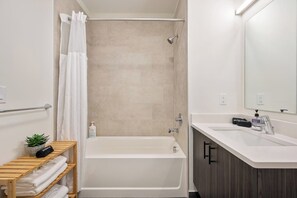 Shower, hair dryer, towels - Peaceful ! Free Parking ! 30 min to MetLife ! (City of Orange)