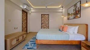 Ein Schlafzimmer mit einem Bett, einer Holzbank, einem Deckenventilator und einer Wandklimaanlage.