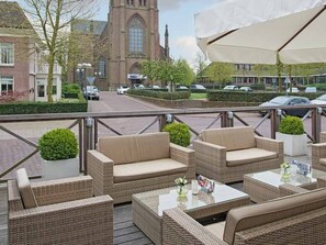 Outdoor dining - Spacious Unit with Terrace Access and Free Parking in Brabant, Near Den Bosch (Vlijmen)
