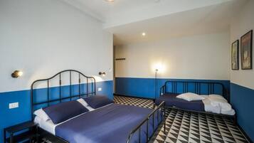 Vierbettzimmer, Balkon, Stadtblick | Schallisolierte Zimmer, kostenloses WLAN