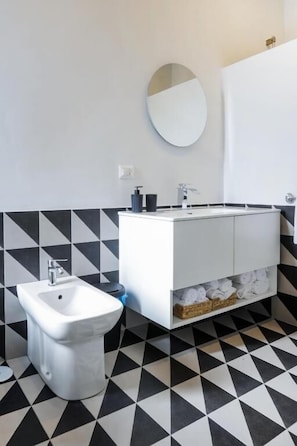 Quarto quádruplo, sacada, vista para a cidade | Banheiro